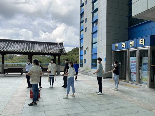 장흥군은 14일 장흥문화예술회관, CCTV관제센터, 장흥문화원과 함께 합동 소방훈련을 비대면으로 실시했다고 밝혔다.