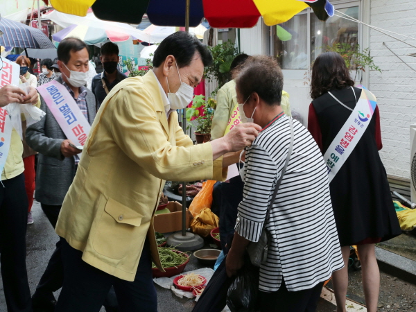 장흥군(군수 정종순)은 17일 정남진장흥토요시장에서 코로나19 감염확산 예방을 위한 캠페인을 실시했다고 전했다.