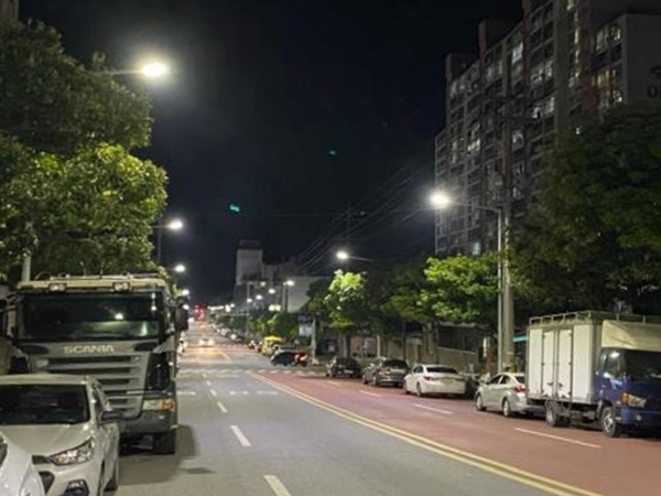 장흥군은 노후한 가로등을 고효율 LED 등으로 교체하며 야간 보행 환경을 크게 개선했다고 22일 밝혔다.