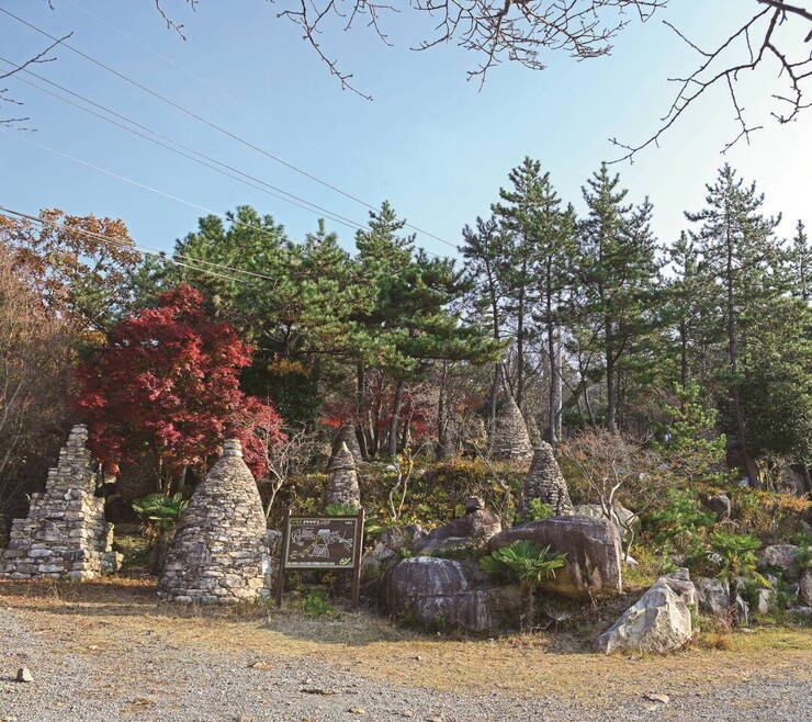 천관산문학공원은 대한민국 대표 문인 54인의 글을 돌에 새겨 조성했다.