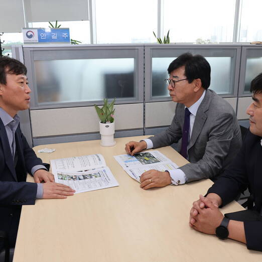 김성 군수와 환경부 직원들 간담회 사진(크게보기)