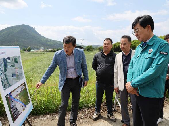 관계자의 설명을 듣고있는 장흥군수(크게보기)