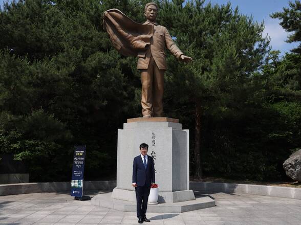 안중근의사 동상앞에 서있는 장흥군수(크게보기)