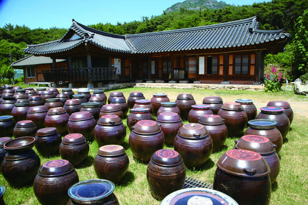 기산마을 한옥집앞 마당에 항아리가 잔뜩 배치되어 있는 모습