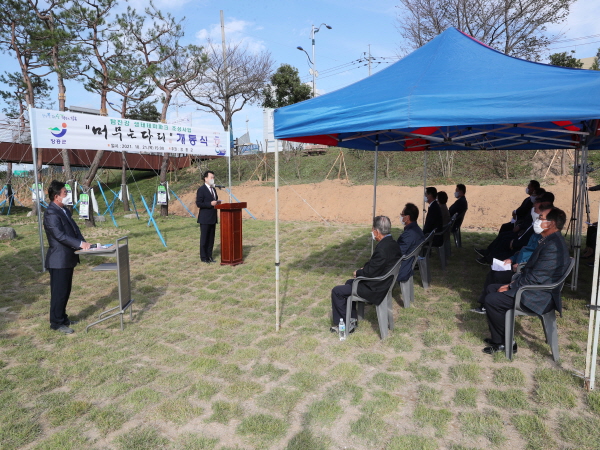 장흥군은 지난 21일 탐진강 지류인 부동천을 가로지르는 물과학관 일원에서 ‘머무는 다리’ 개통식 행사를 개최했다.