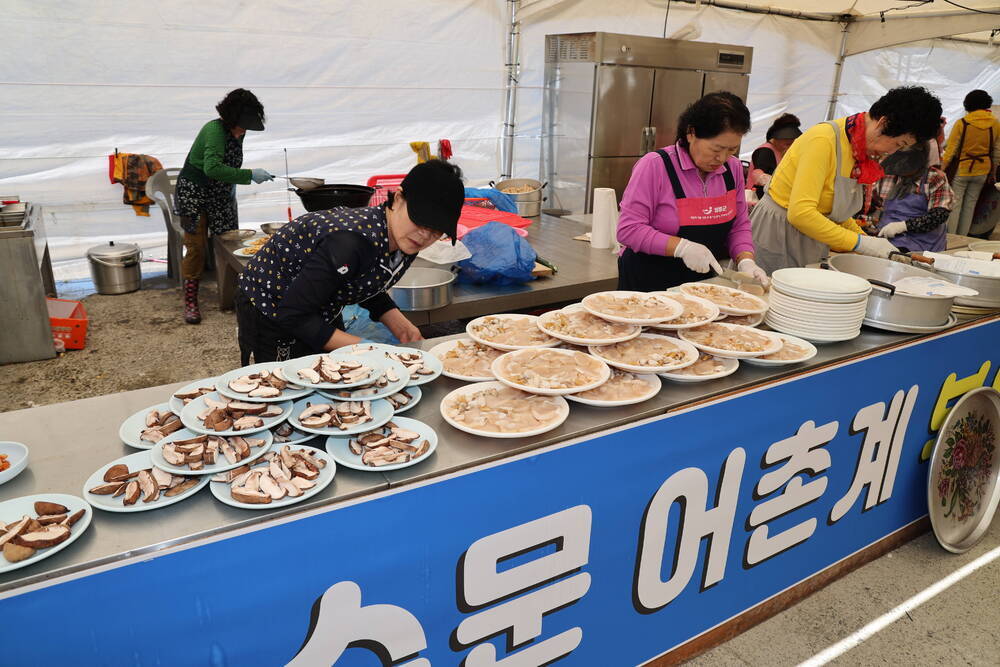 축제에서 음식을 요리중인 군민들 사진.